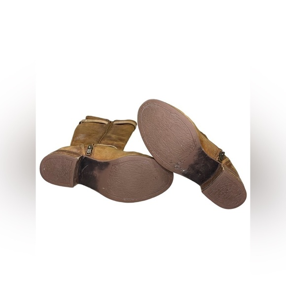 UGG Darcy Australian Riding Buckle Boots w/ zipper
Full Grain Distressed Leather - Picture 10 of 14